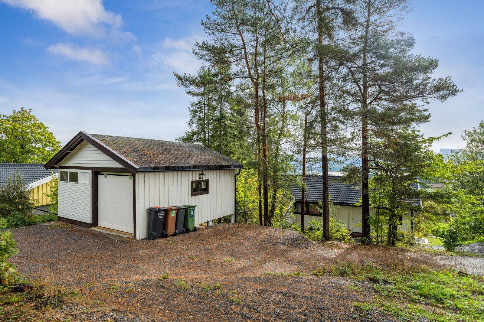 Uthus/garasje. Galleribilde