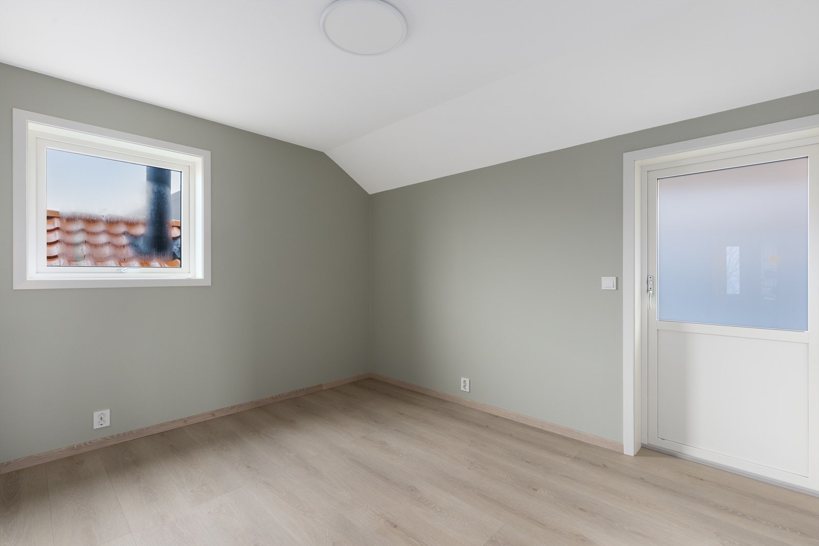 Fra et av soverommene er det en terrassedør som fører ut til en hyggelig uteplass. Galleribilde