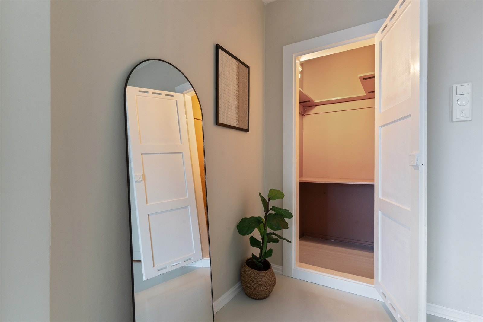 Ryddig og moderne entré. Det er også praktisk bod i leiligheten med god oppbevaringsplass. Passer perfekt for yttertøy eller sko. Galleribilde