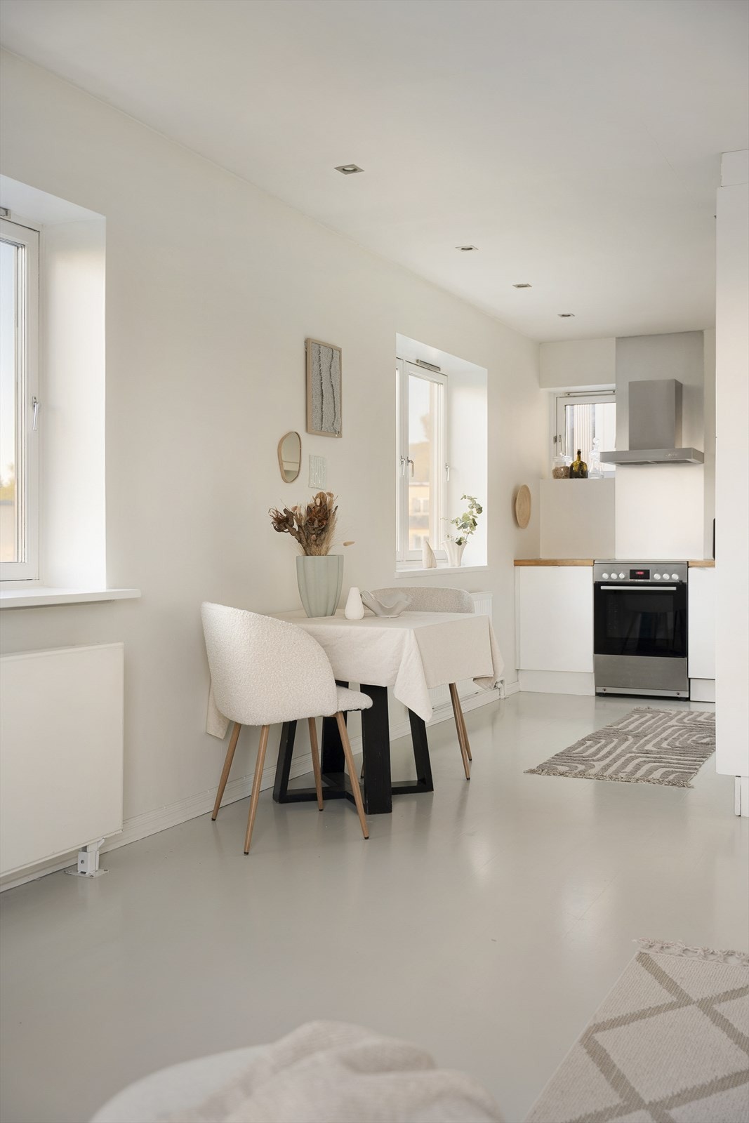 Hyggelig og innbydende stue med stor plass til å sette sitt eget preg. Naturlig plass til spisebordsløsning som knytter stuen og kjøkkenet sammen. Galleribilde