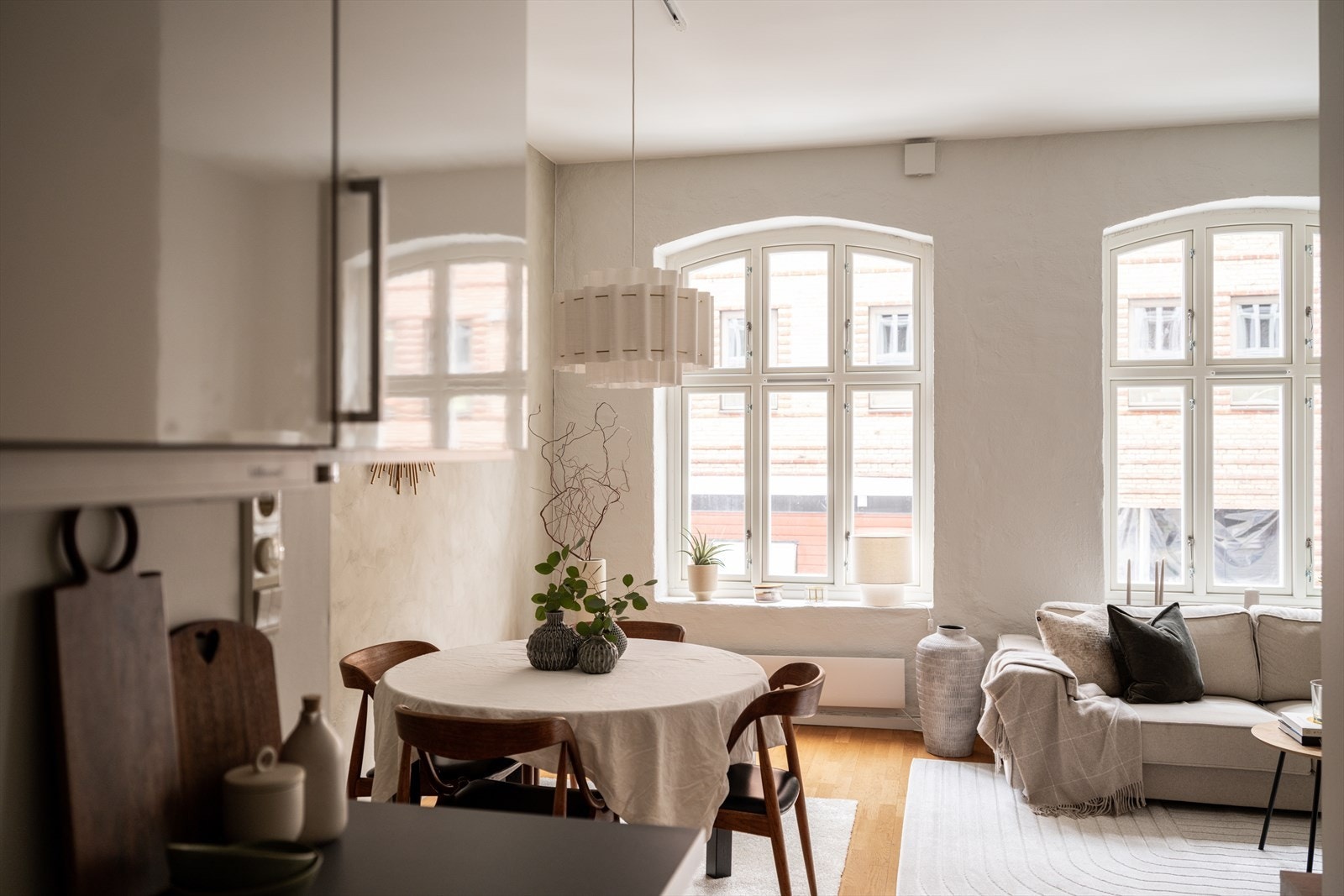 Kjøkkenet har en funksjonell og praktisk utforming og ligger i en delvis åpen løsning mot stuen. Galleribilde