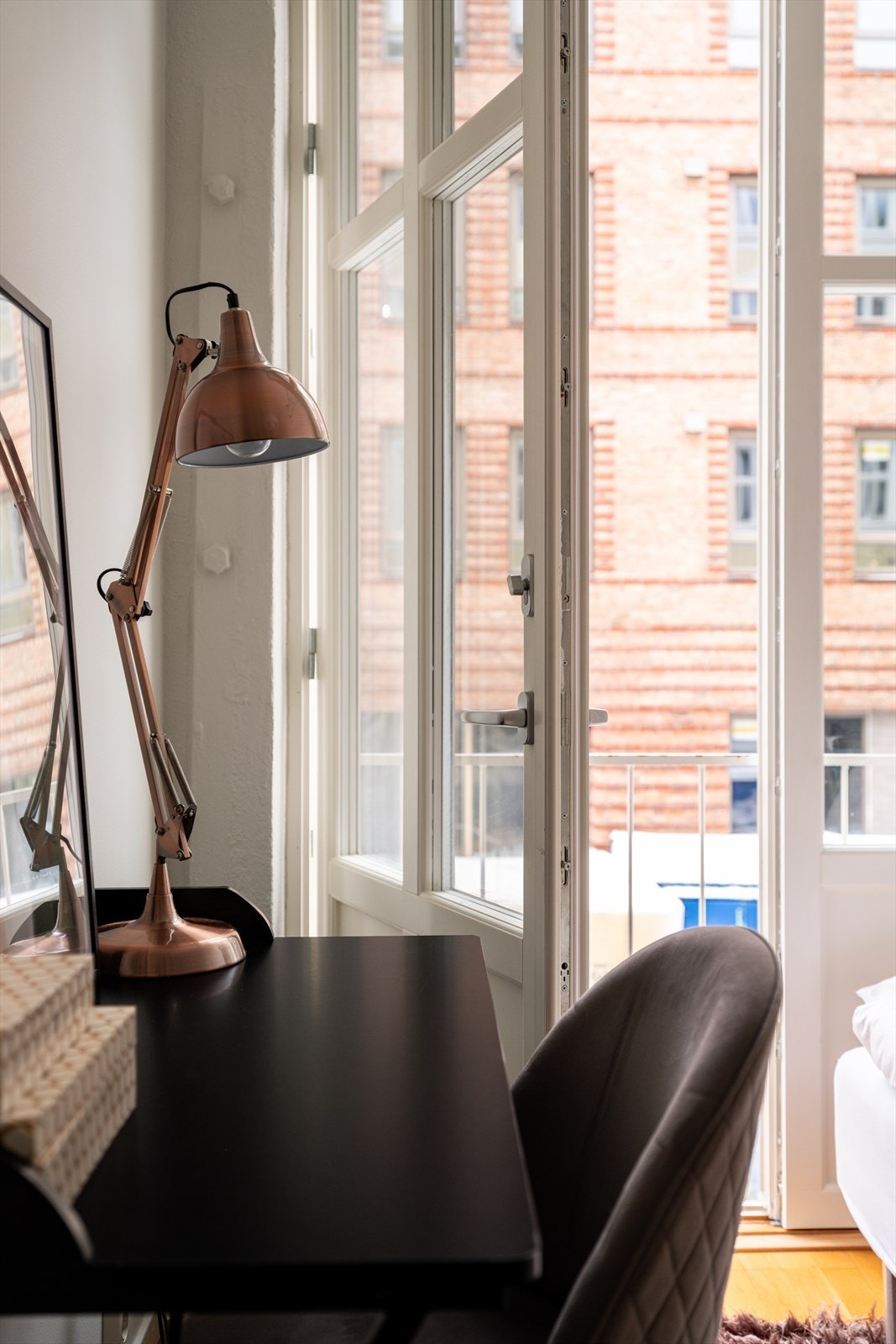 De store vindusflatene og en flott fransk balkong sikrer gode lysforhold og gir en fin forlengelse av rommet. Galleribilde