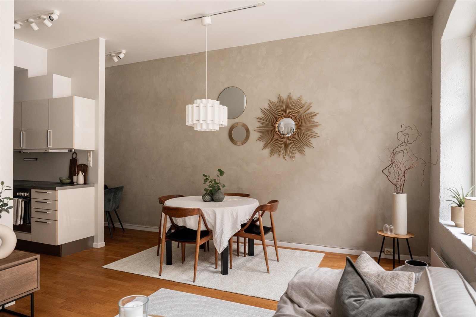 Den gode planløsningen gjør det enkelt å innrede med spisebord, sofa og øvrig møblement. Galleribilde