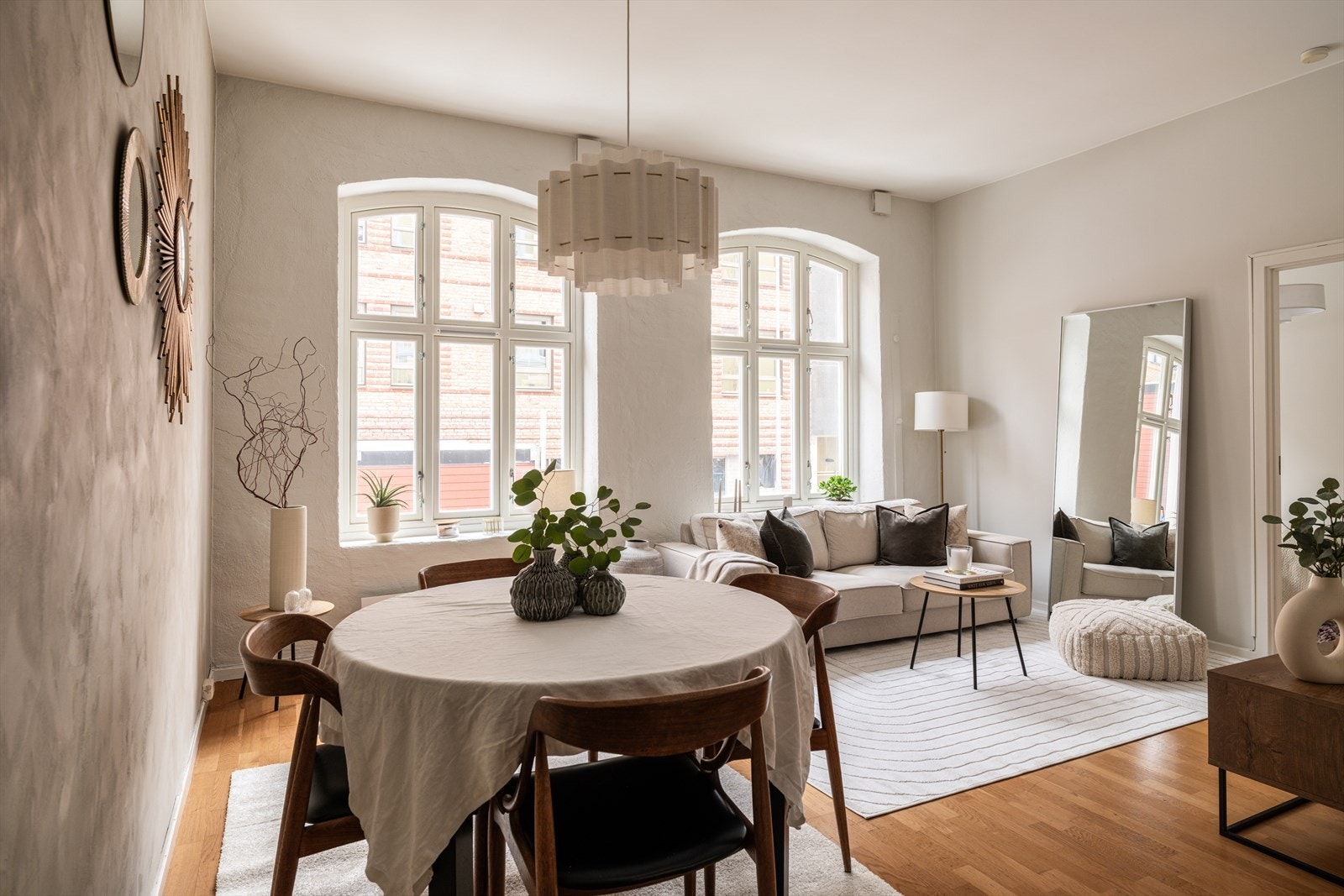 Svært lys og innbydende stue og god soneinndeling. Galleribilde