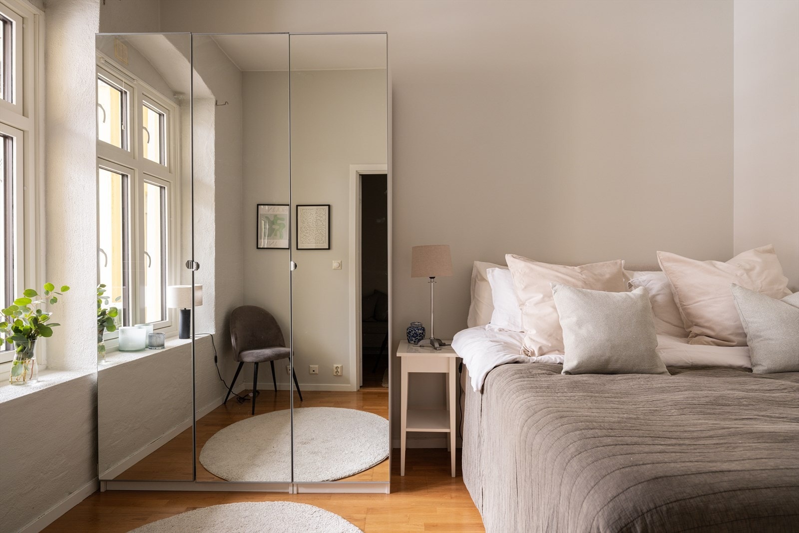 Romslig og lunt hovedsoverom med god plass til dobbeltseng og garderobeskap. Galleribilde