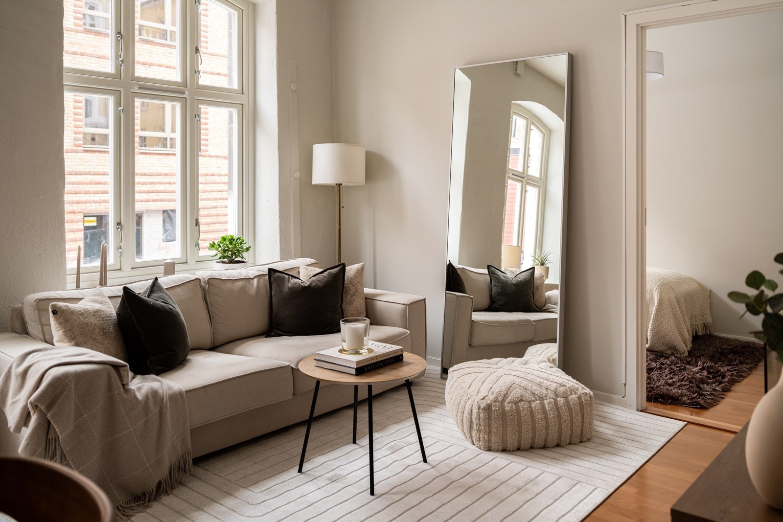 Stuen er leilighetens hjerte med store vindusflater og generøs takhøyde på 3 meter, noe som gir en luftig romfølelse. Galleribilde