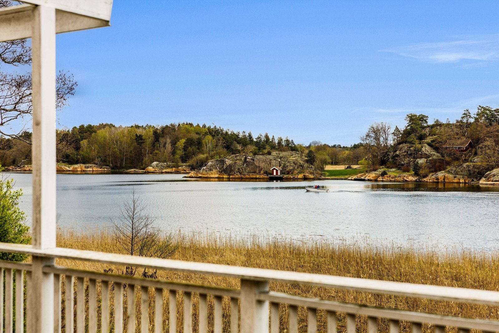 Fra terrassen får du også nydelig utsikt mot sjøen. Galleribilde