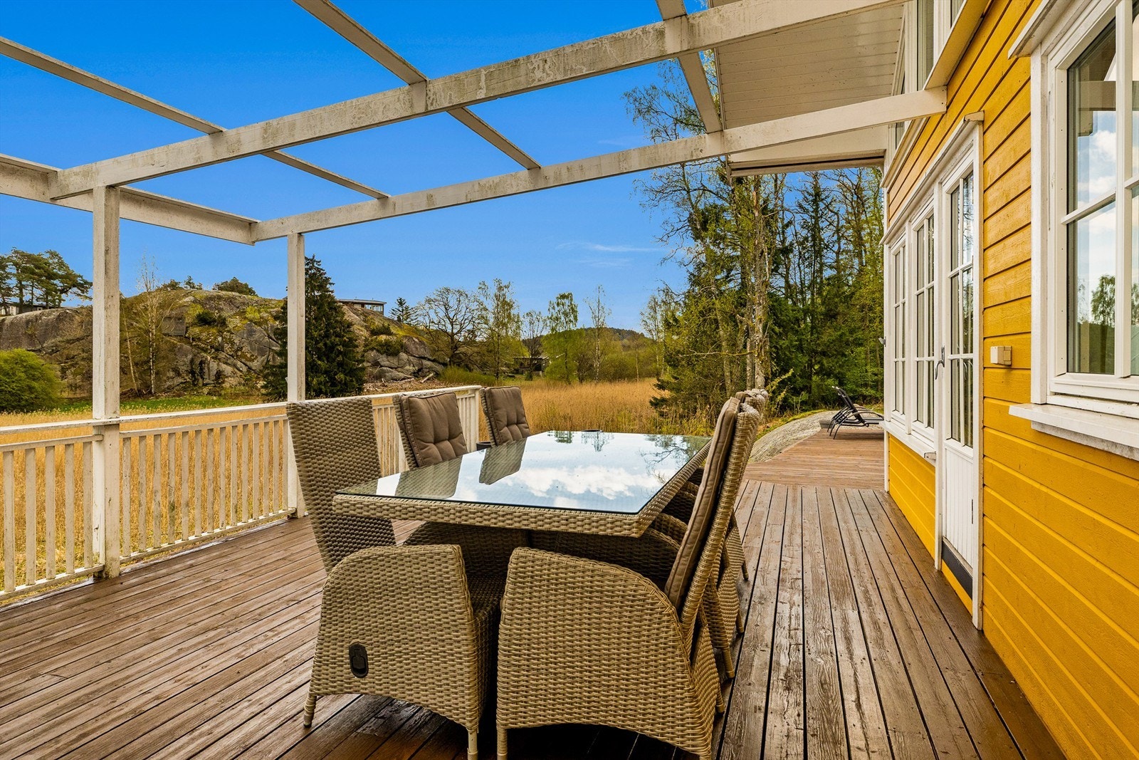 Det er rikelig med plass til langbord, og med fyr på peisen ligger alt til rette for å nyte lange sommerkvelder. Galleribilde