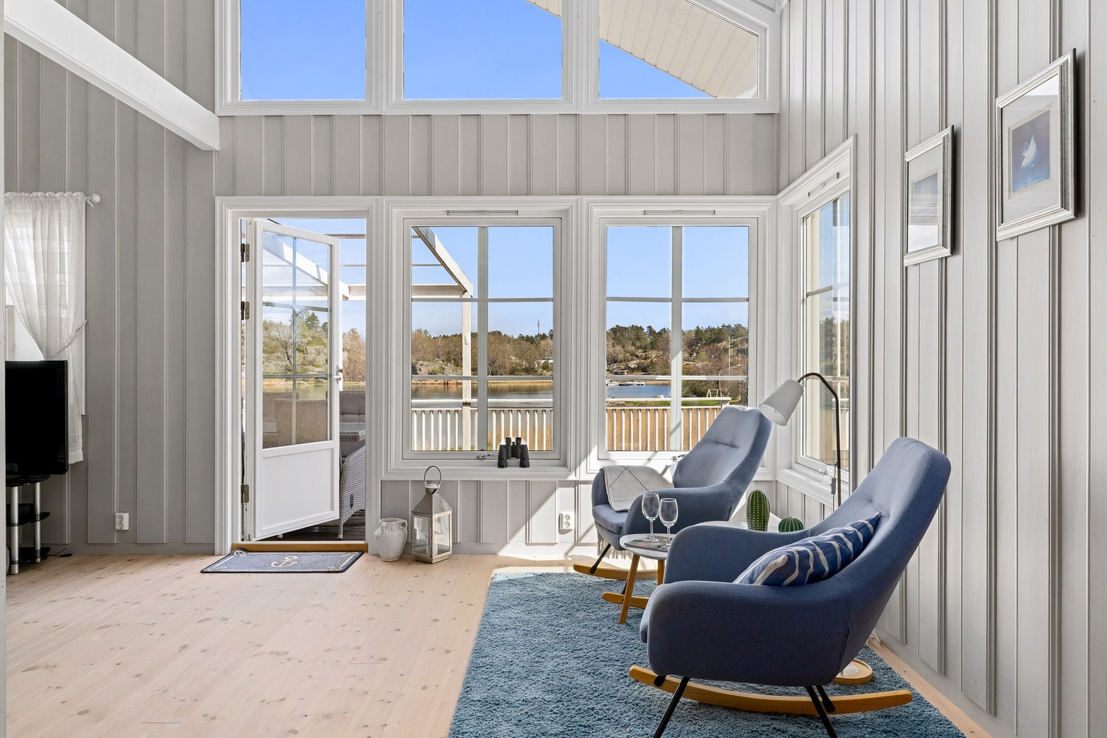 I stuen får du utgang til terrasse og flott utsikt via store panoramavinduer mot øst. Galleribilde