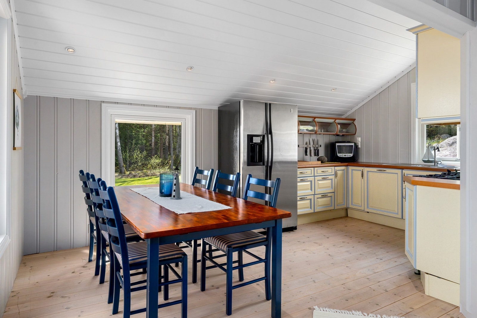 Her er det rikelig med plass til stort kjøkkenbord og hele familien. Galleribilde
