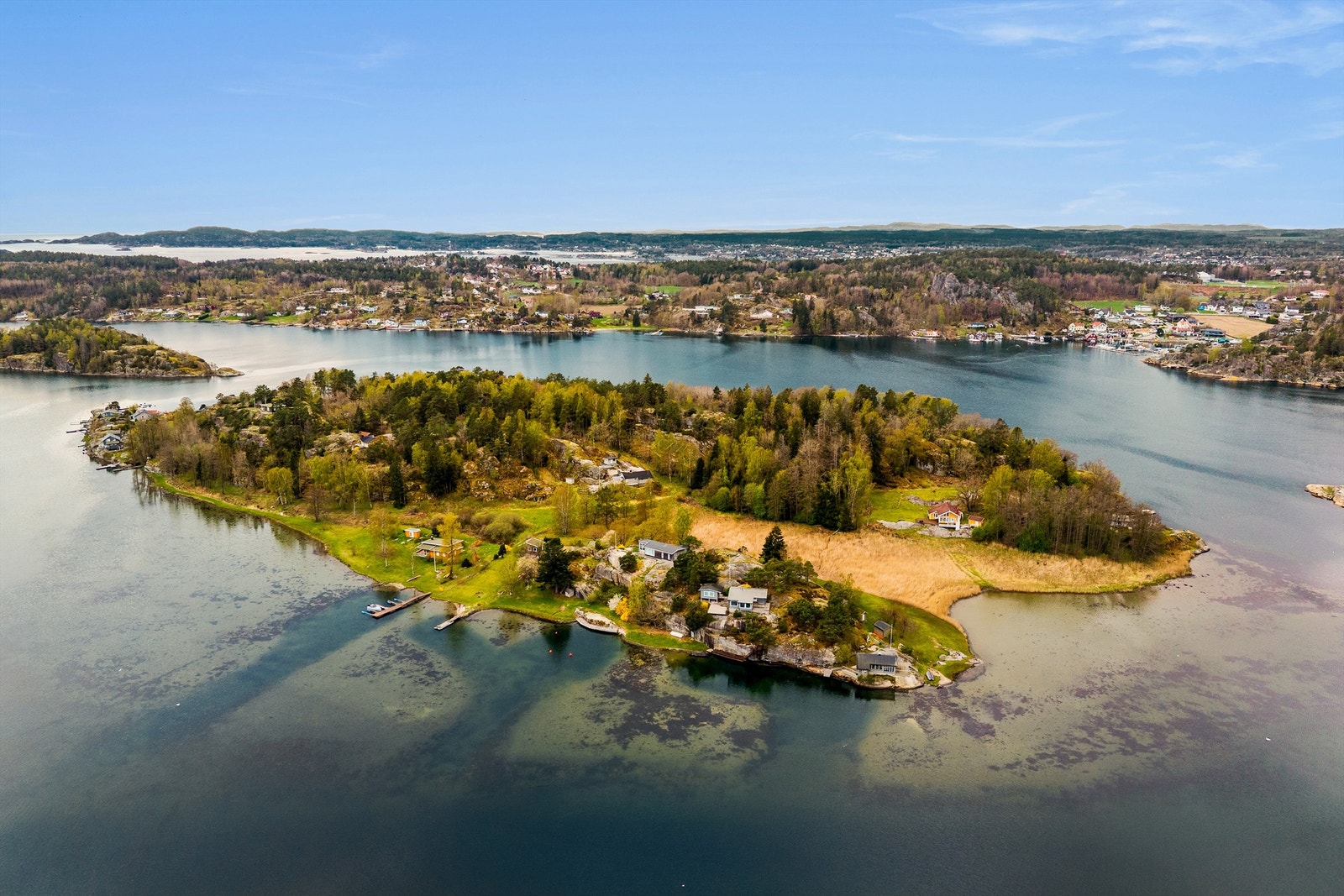 For de båtglade byr Mefjorden på flott "Vestfold skjærgård" med flere holmer og skjær, godt egnet for å nyte en varm sommerdag på sjøen. Området rundt Storholmen er også meget vel egent for brettseiling, padling, dykking og andre fritidsaktiviteter. Galleribilde