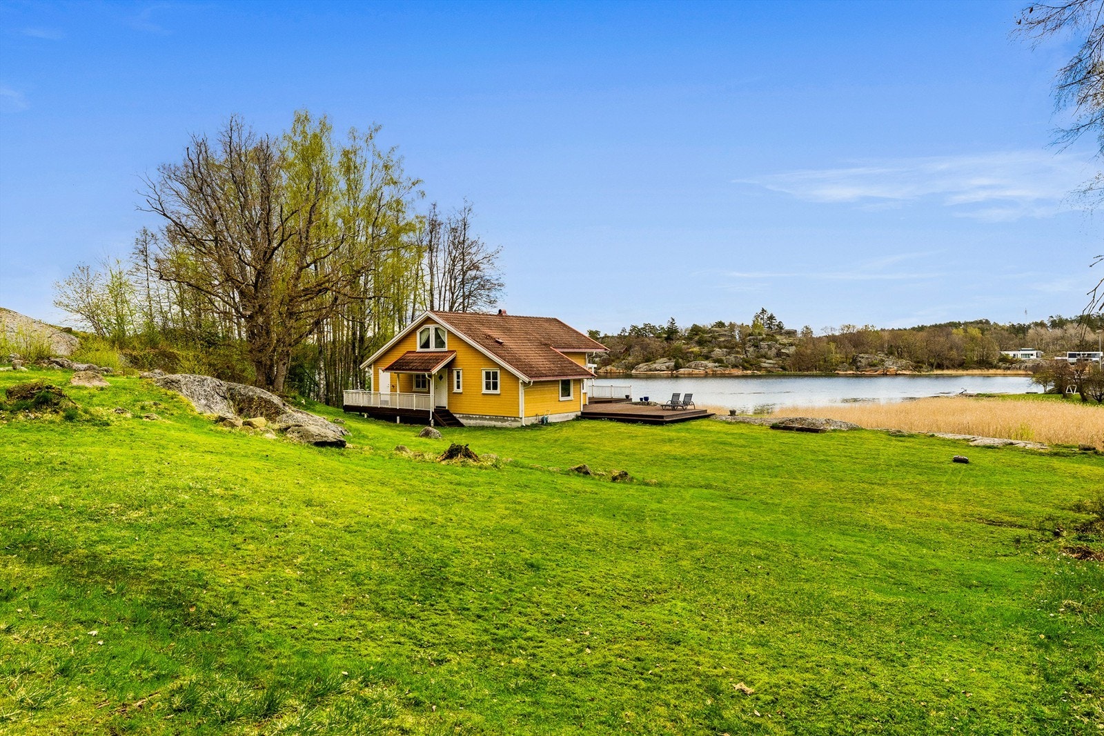 Dette er et sommerparadis med myk grønn plen, varme svaberg og intim strand. Nyt sommeren med bading, bølgeskvulp og krabbefiske. Galleribilde