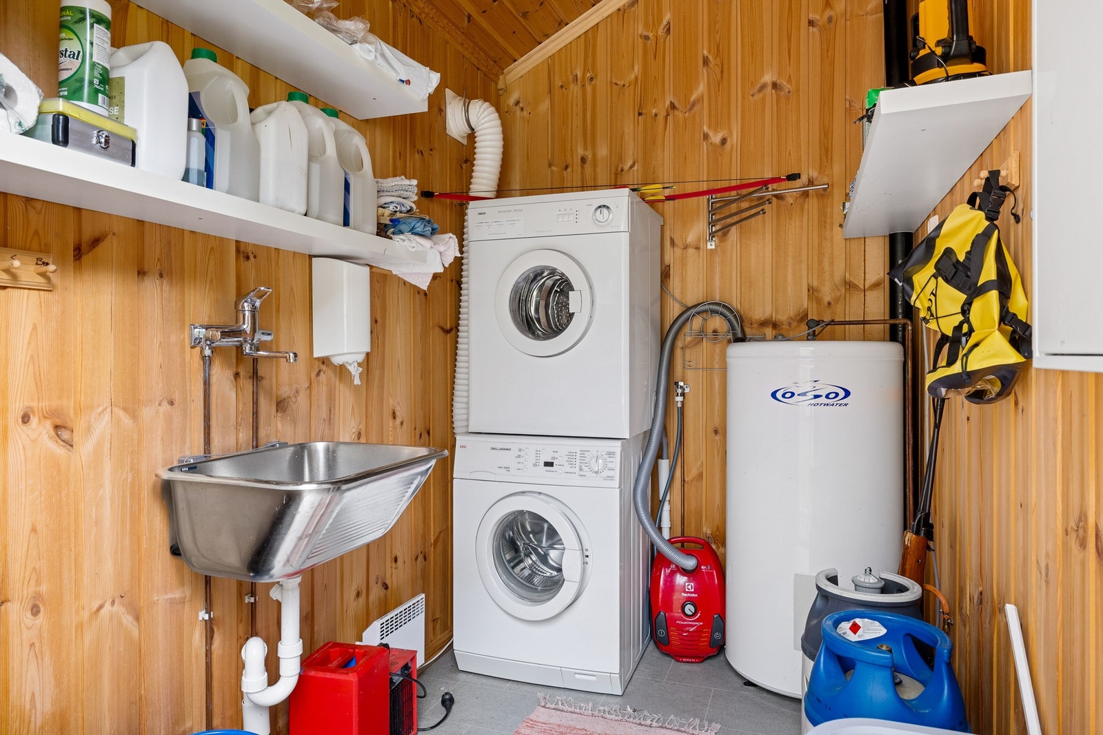Ute i boden som ligger med tilknytning til hytta, er det montert opplegg for vaskemaskin samt en stor kum i rustfritt stål. Galleribilde