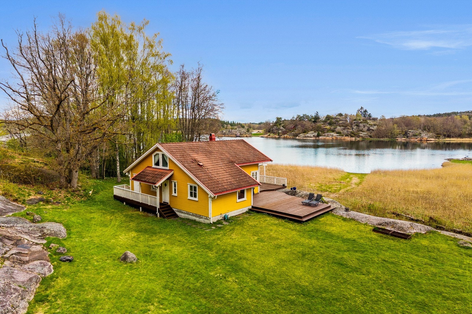 Nydelig naturtomt med stor gressplen som er ypperlig for barnelek og sommeraktiviteter. Helt usjenert og fredelig. Galleribilde