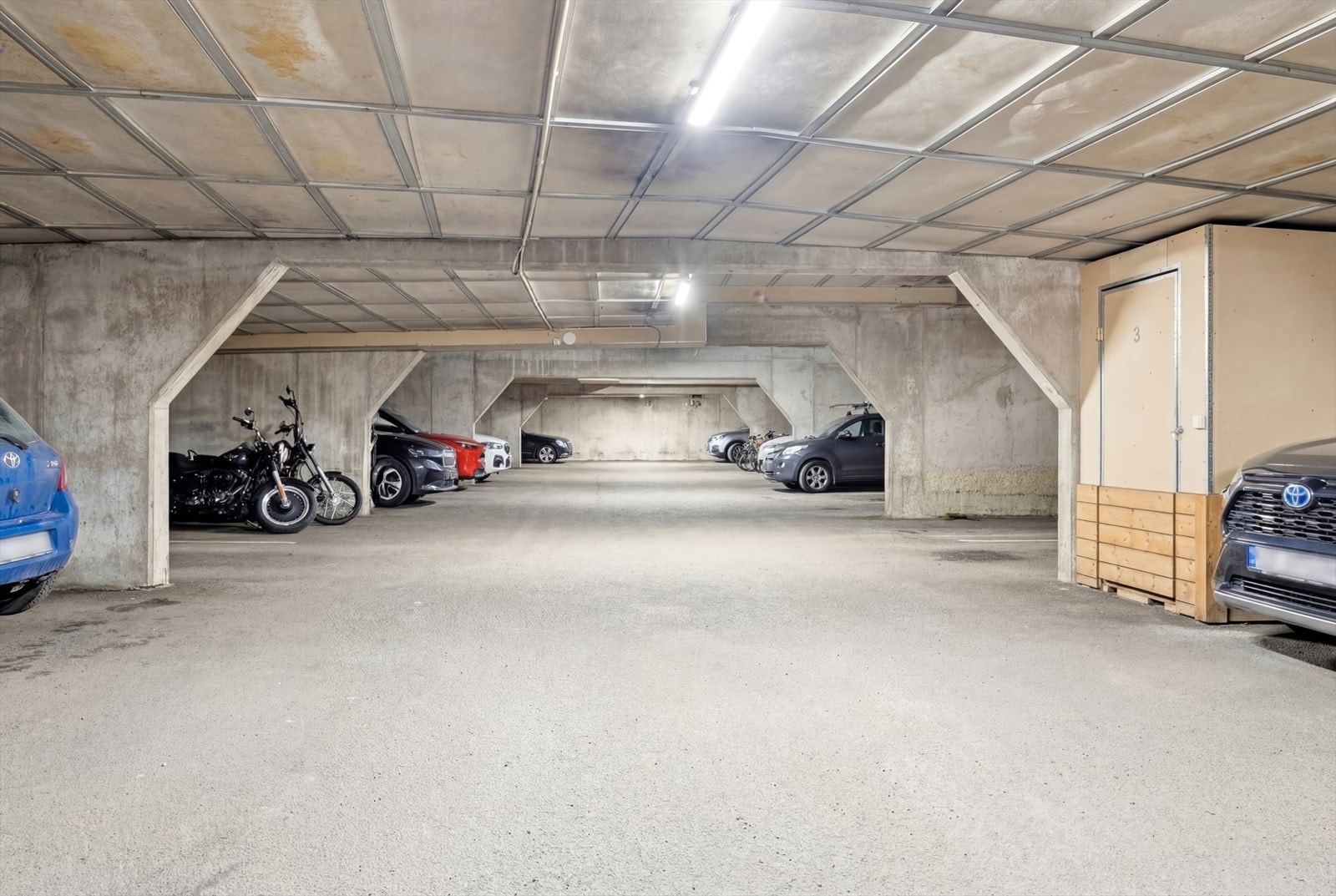 Mulighet for leie av parkeringsplass i borettslaget i oppvarmet garasjeanlegg. Styret tildeler parkeringsplasser etter venteliste. Her finner du også leilighetens kjellerbod. Galleribilde