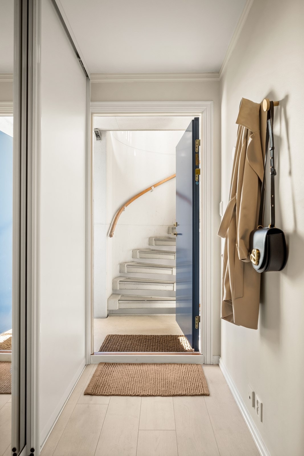 Innbydende entré med gode oppbevaringsmuligheter for yttertøy og sko i en praktisk skyvedørsgarderobe. Herfra er det adkomst til alle rom. Galleribilde
