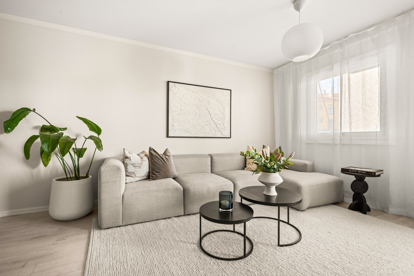 Her er det god plass til sofa, tilhørende møblement og TV løsning. Galleribilde