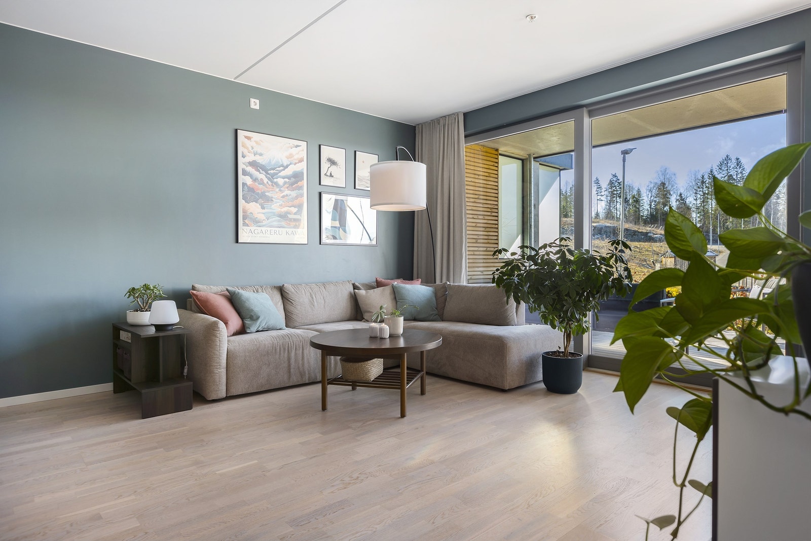 Gjennomgående parkett på gulv og malte veggflater gir et helhetlig og moderne uttrykk. Galleribilde