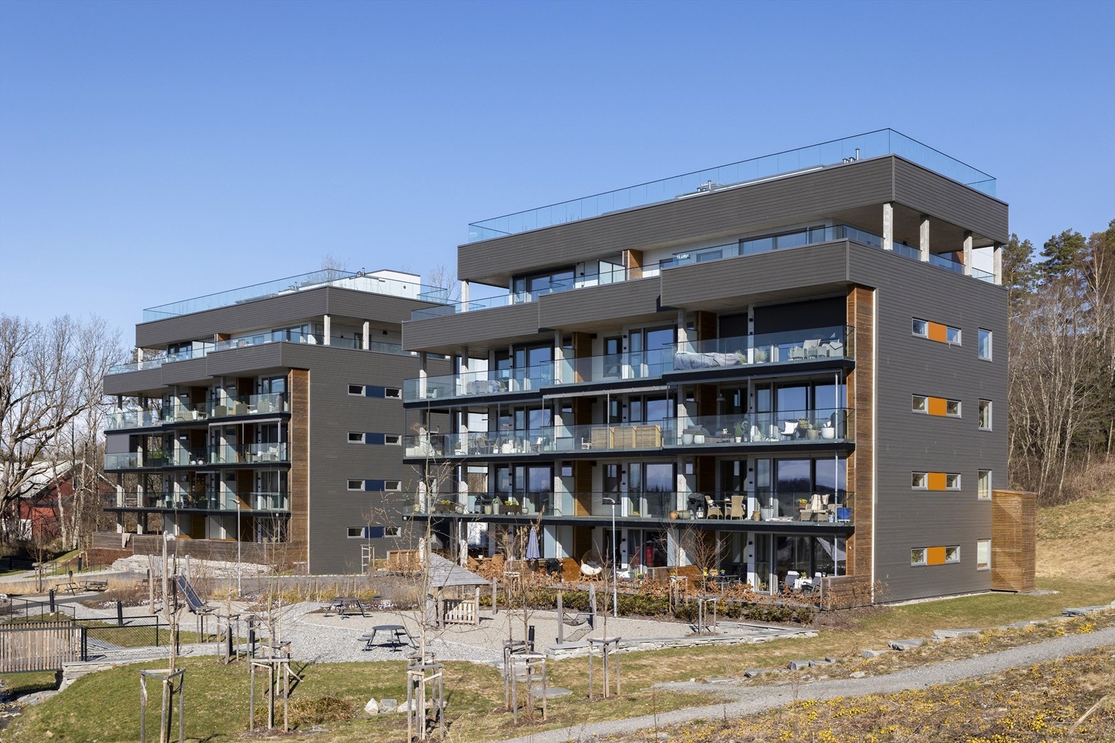 Eikelijordet 23 ligger i et nyere og rolig boligfelt i Ski, med åpent kulturlandskap og skog som nærmeste nabo. Galleribilde