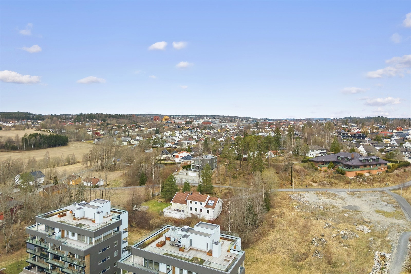 Man disponerer en flott felles takterrasse som innbyr til sosiale sammenkomster, med god utsikt og optimale solforhold. Galleribilde