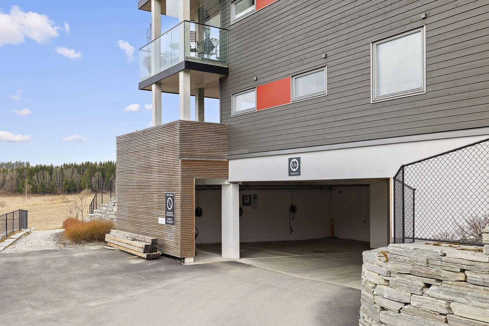 Innkjøring til felles garasje hvor du disponerer egen plass med elbillader. Galleribilde