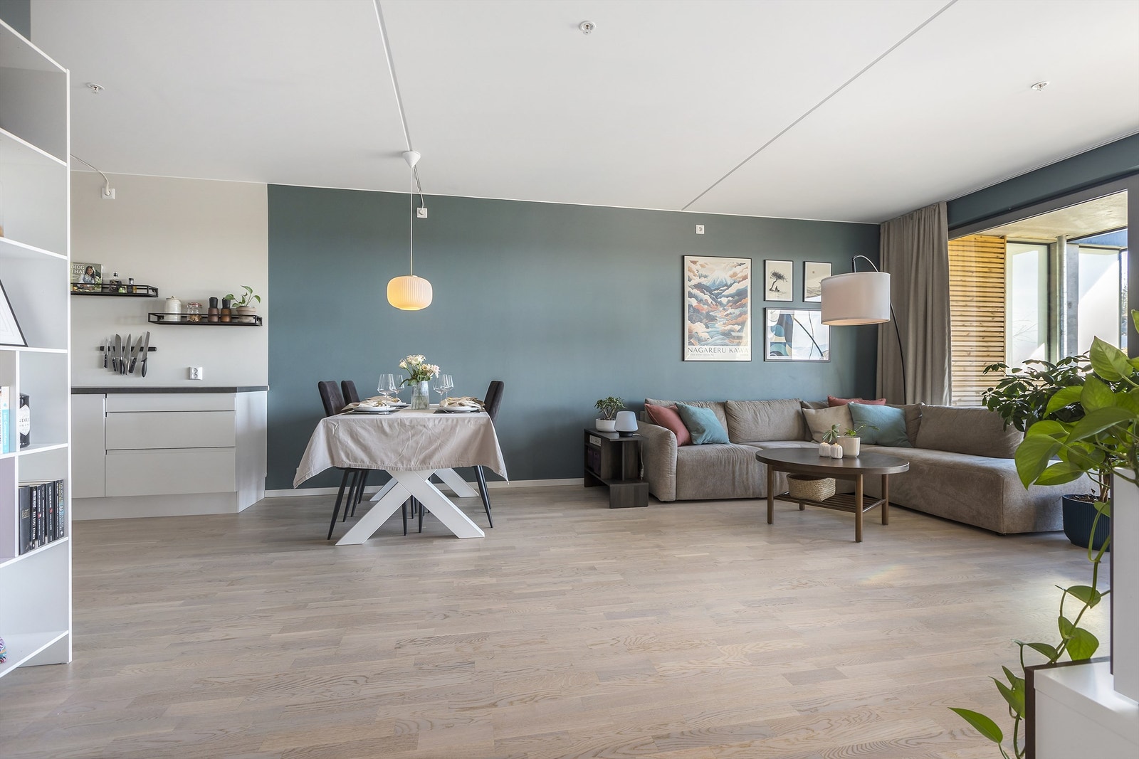Den åpne planløsningen gir fleksible møbleringsmuligheter for både sofagruppe og spisebord. Galleribilde