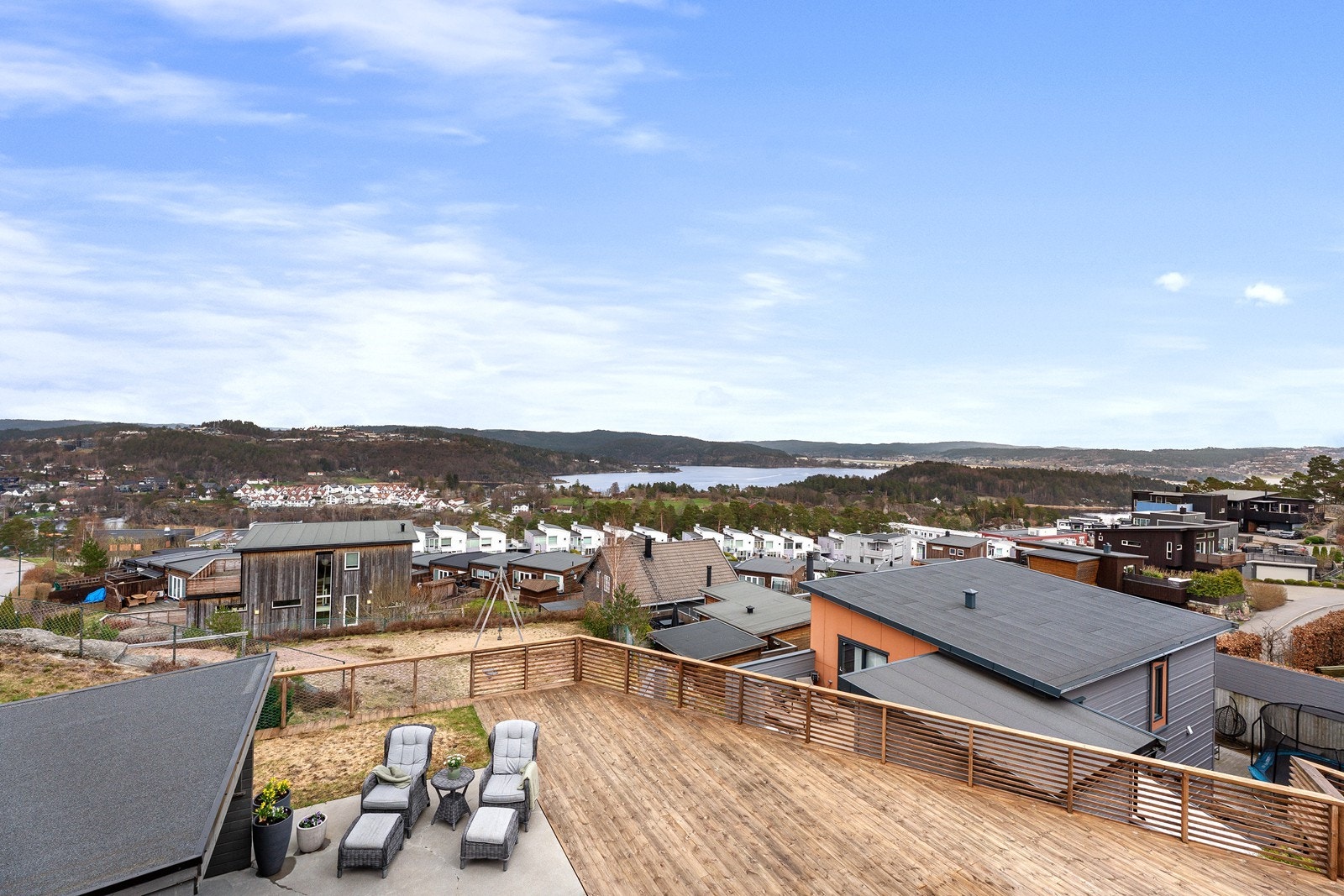 Stor terrasse med gode solforhold og utsikt Galleribilde