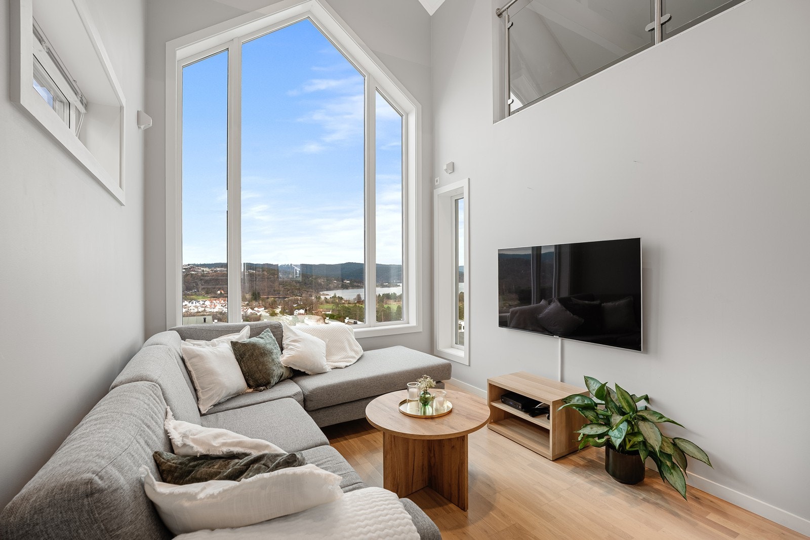 Stue med flott lysinnslipp og utsikt Galleribilde