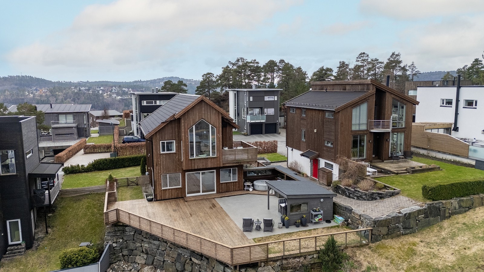 Dronefoto - boligen pent plassert i etablert boligområde Galleribilde