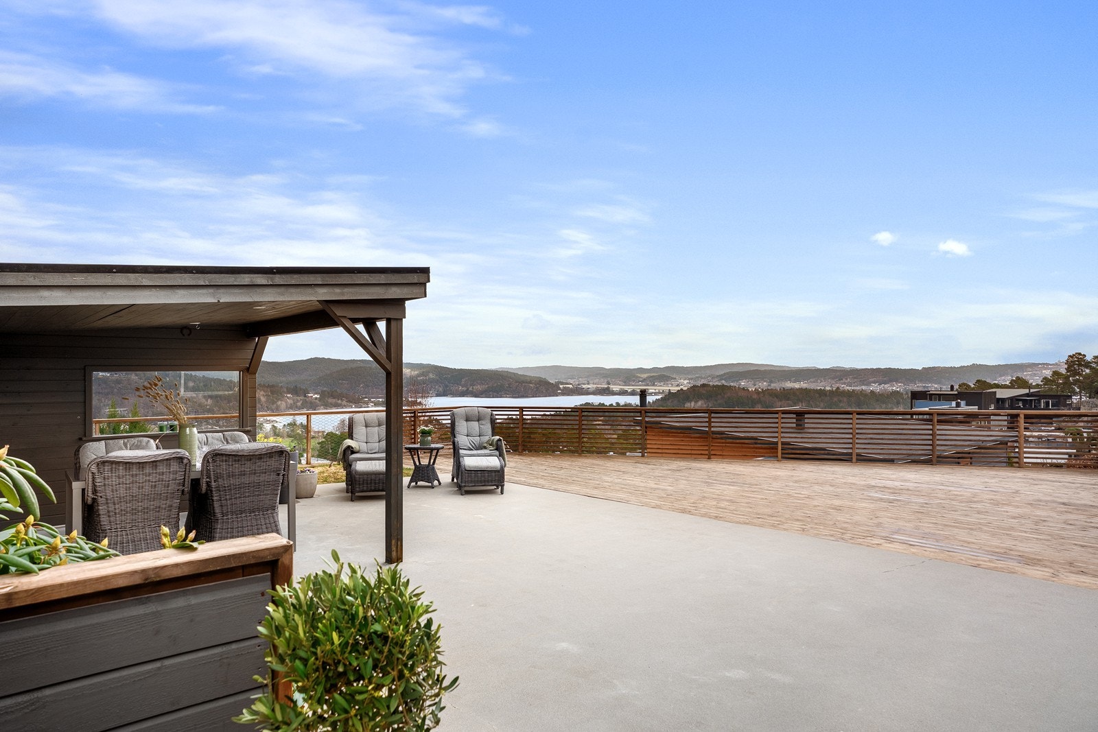 Terrasse med spiseplass og flott utsikt Galleribilde
