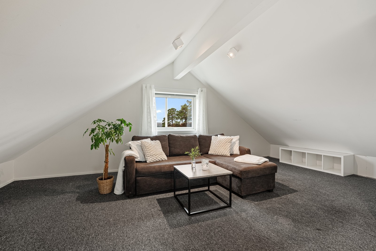 Loftstue / disponibelt rom med hyggelig preg - Merk at rommet er godkjent som bod og ikke som oppholdsplass/stue/soverom Galleribilde
