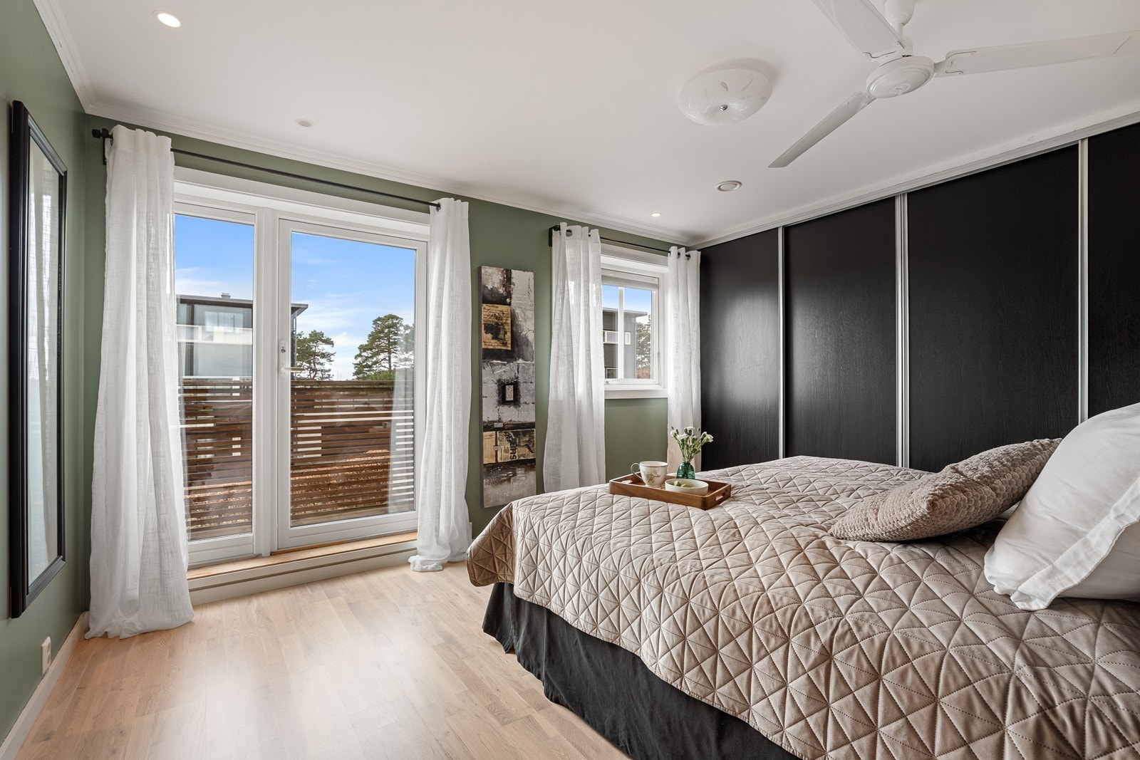 Soverom med utgang til terrasse og gode lysforhold. Stor skyvedørsgarderobe Galleribilde