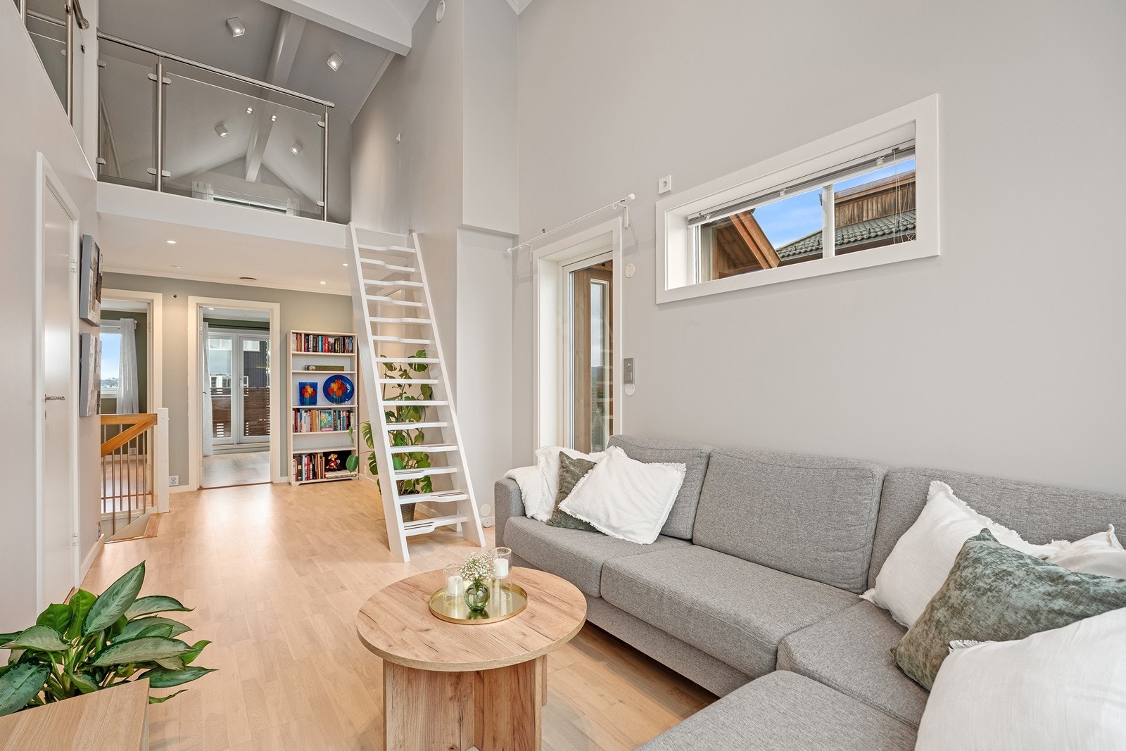 Stue med åpen løsning og elegant trappeløsning Galleribilde
