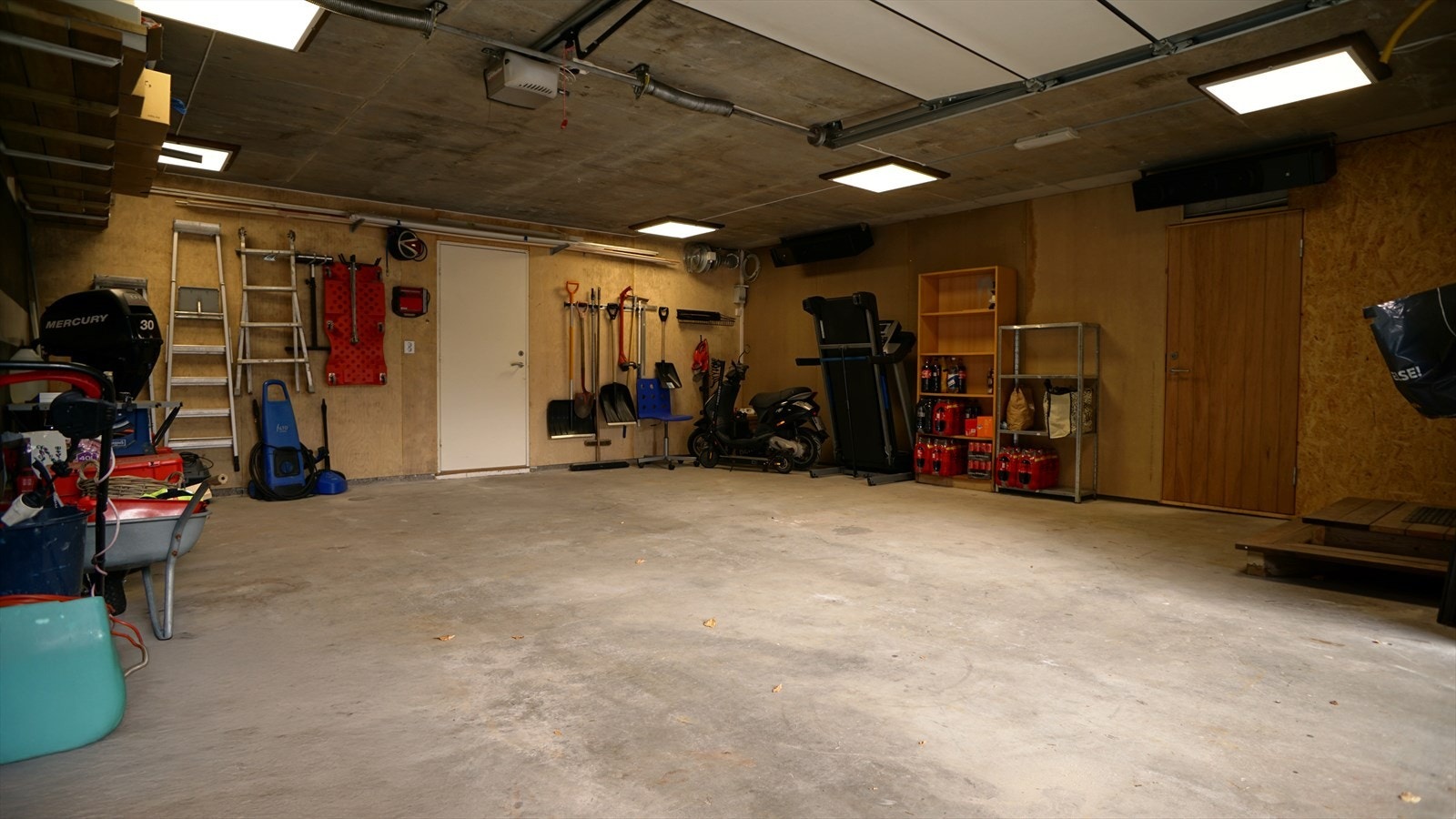 Stor dobbel garaje under bakken Galleribilde