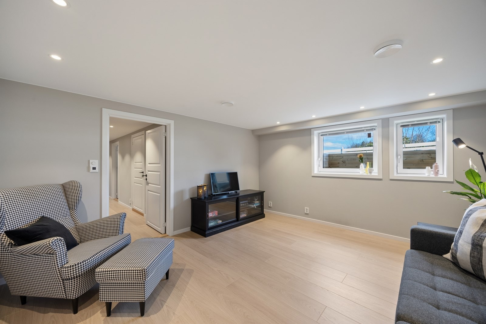 Romhøyden i kjellerstue/soverom er ca. 2,06 meter, med godkjent dispensasjon fra kommunen. Rommet er perfekt som en stue nr. 2 eller som et tilholdssted for ungdommen. Galleribilde