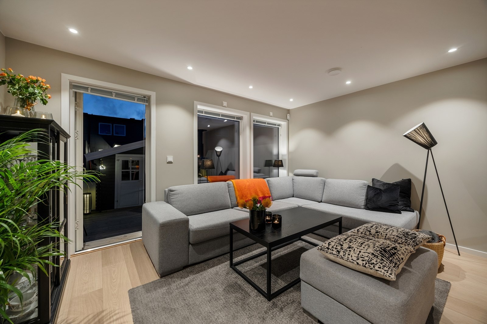 Fra stuen er det direkte utgang til en skjermet markterrasse på ca. 22,5 m². Galleribilde