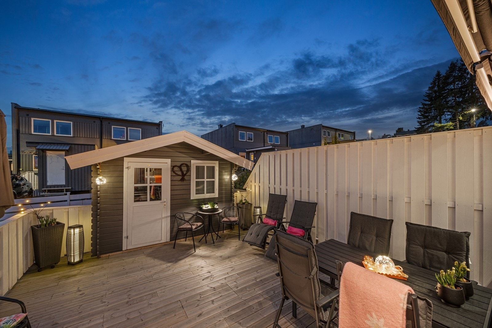 Ved terrassen ligger en praktisk bod/lekestue på ca. 8,6 m². Denne har flere bruksområder, perfelt for ekstra oppbevaring og garantert populær blant de barna som lekestue. Galleribilde