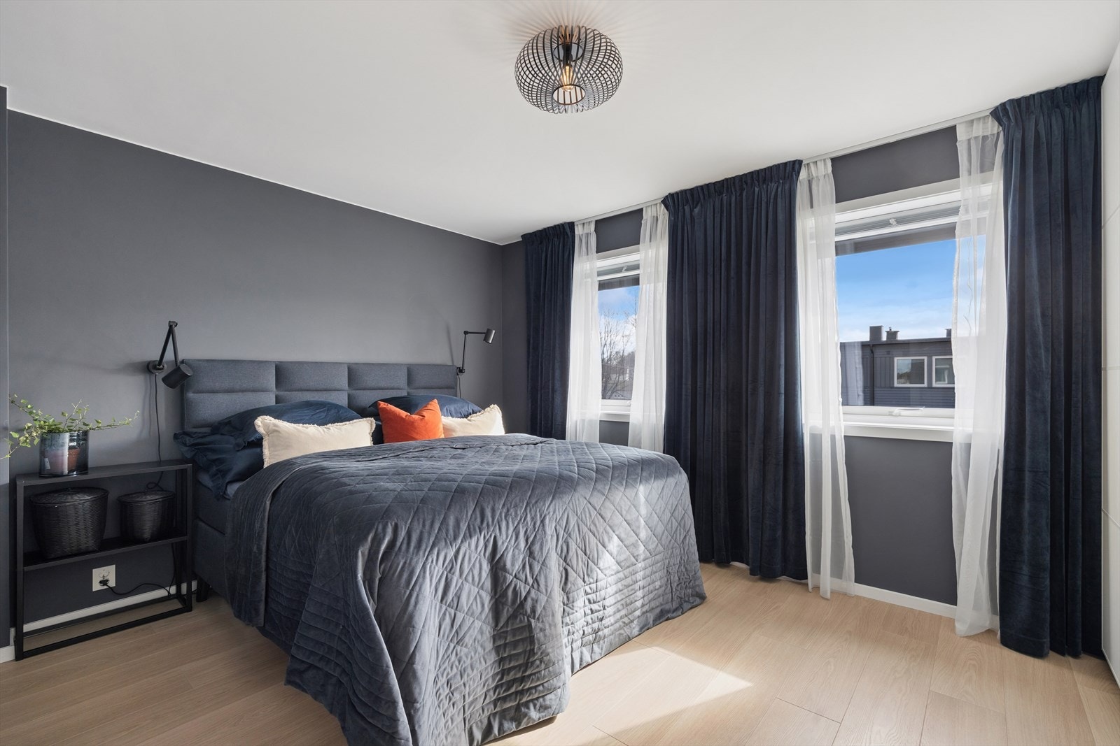 Begge soverommene har en takhøyde på ca. 2,41 meter. Galleribilde