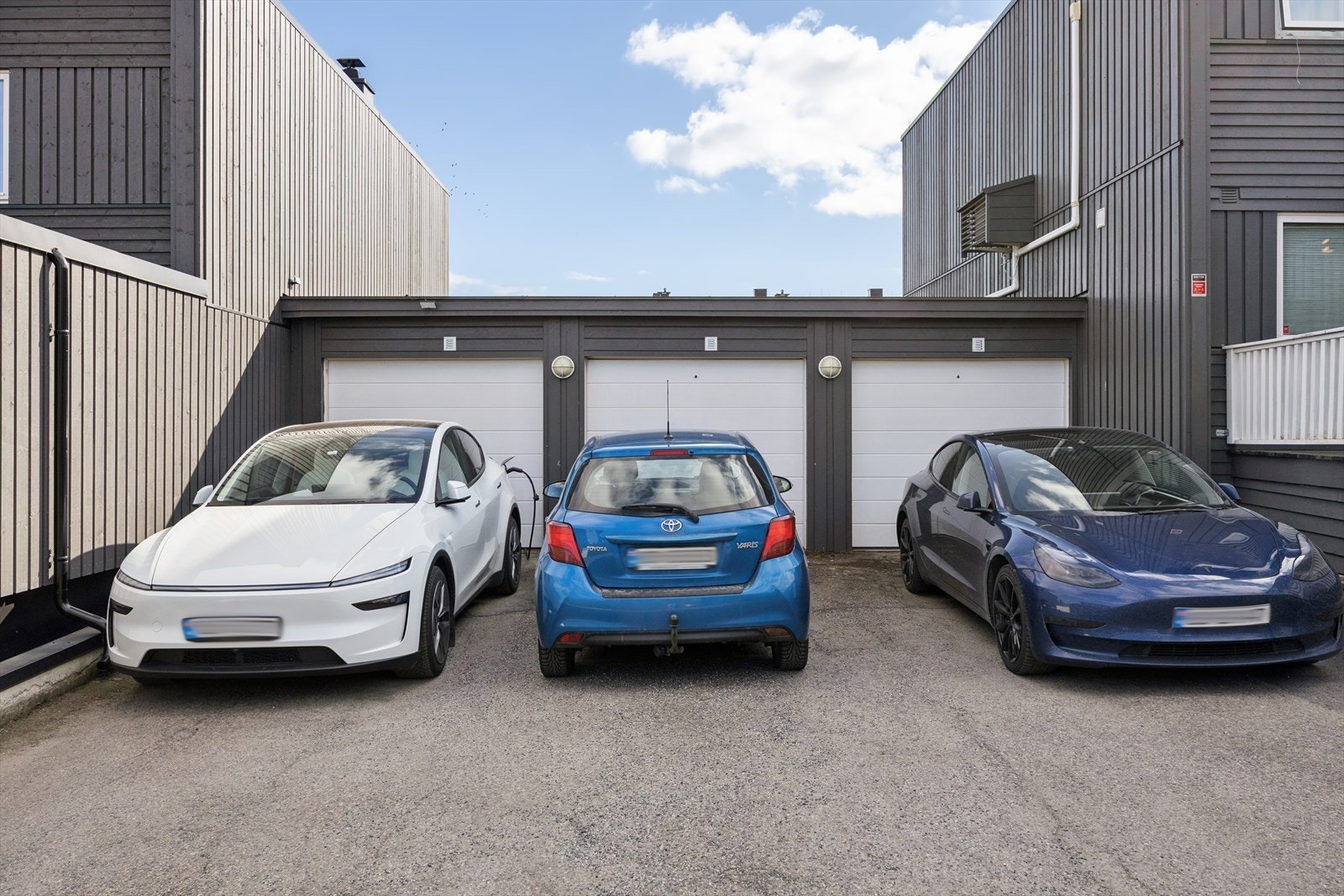 Boligen disponerer en garasjeplass i rekke på ca. 15 m², med installert elbillader. I tillegg er det parkering ved inngangspartiet. Galleribilde