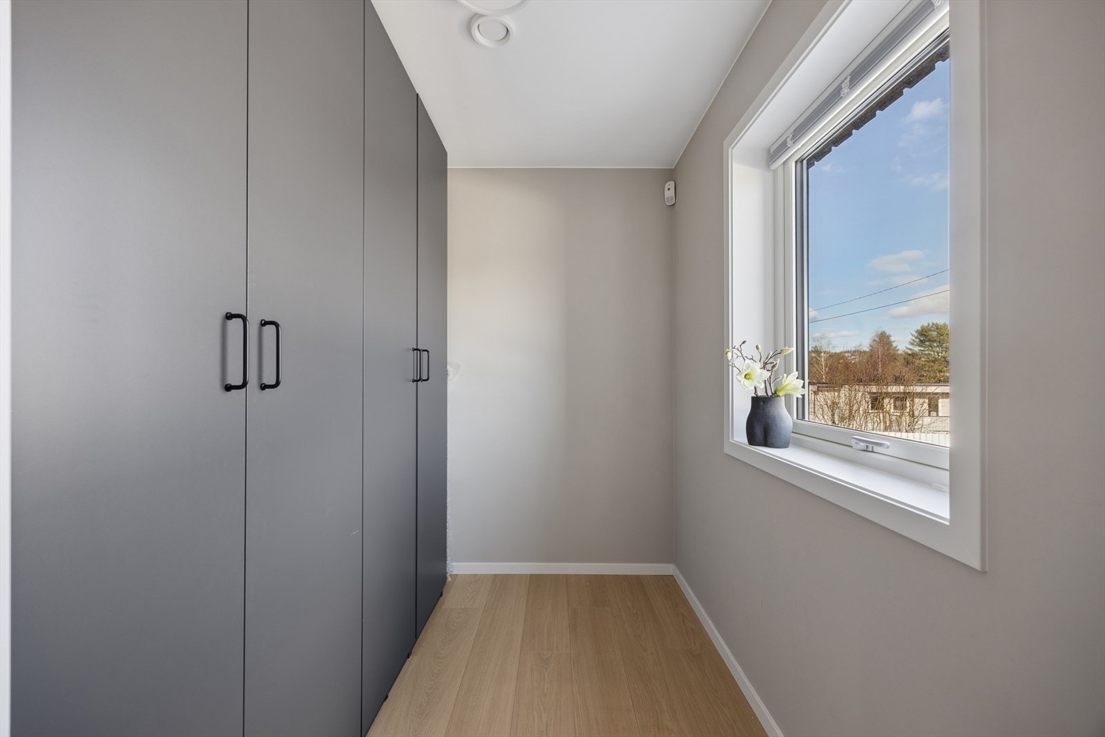 I tilknytning til entréen er det en praktisk garderobesone (Bod) med rikelig skapplass. Galleribilde