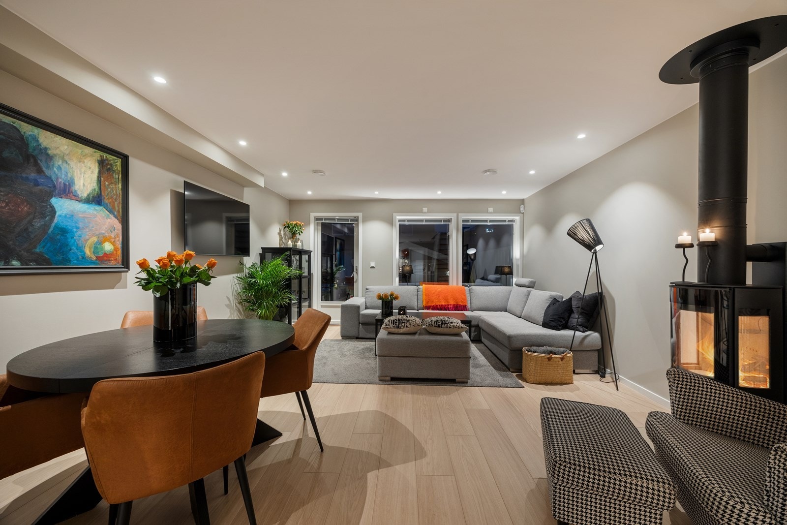 Stuen har plass til både sofagruppe og spisebord. Peisovnen gir ekstra varme og hygge. Galleribilde