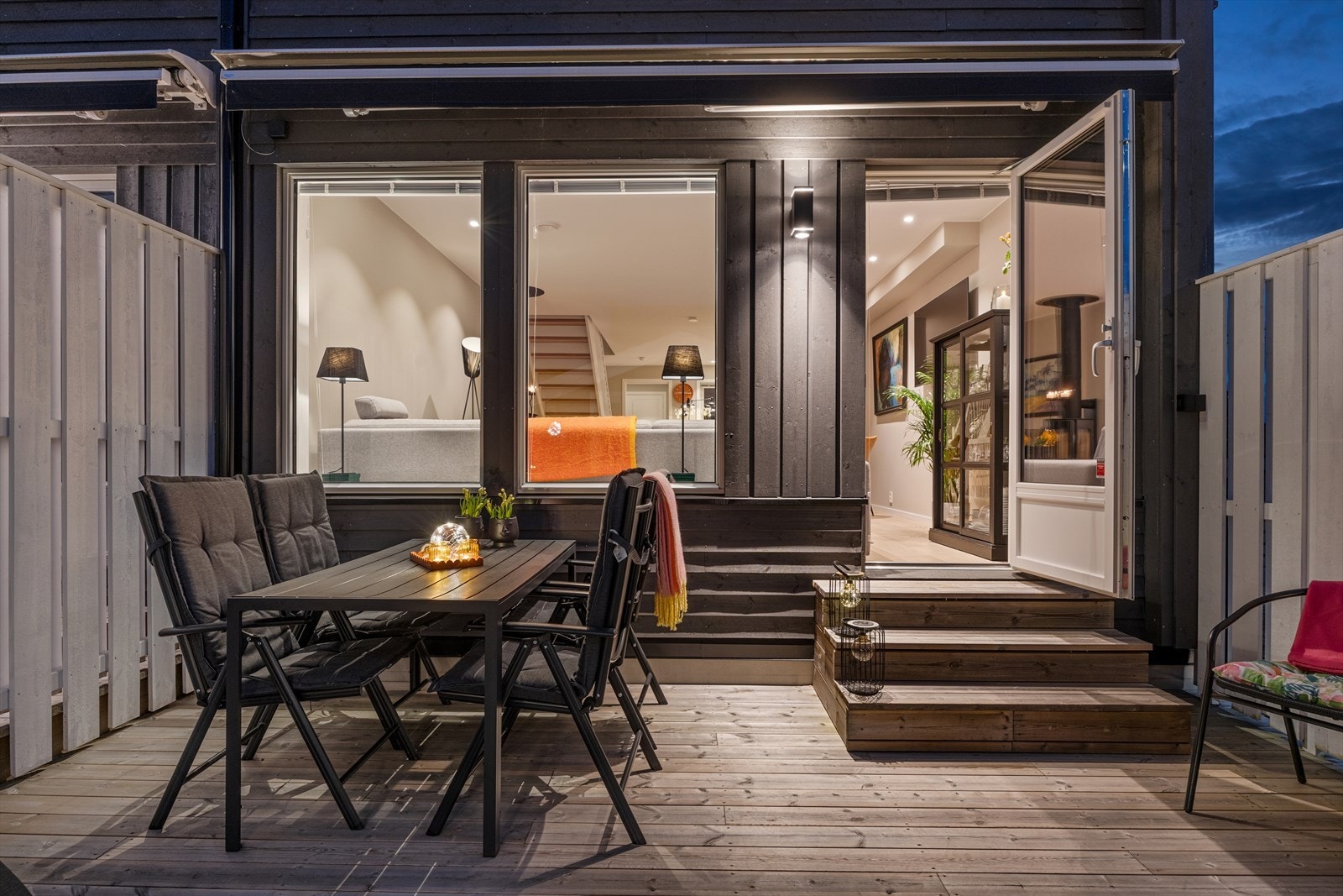 Stemningsbilde fra terrassen. Den romslige markterrassen på 22,5 m² har god plass til utemøbler. Galleribilde