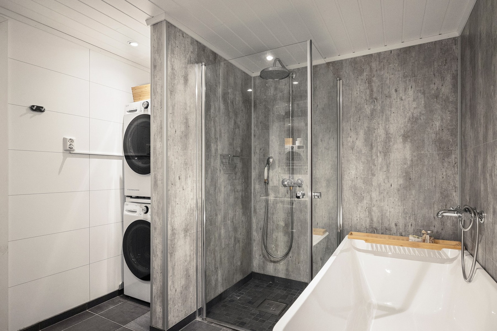 Det er opplegg for vaskemaskin og tørketrommel på badet. Galleribilde