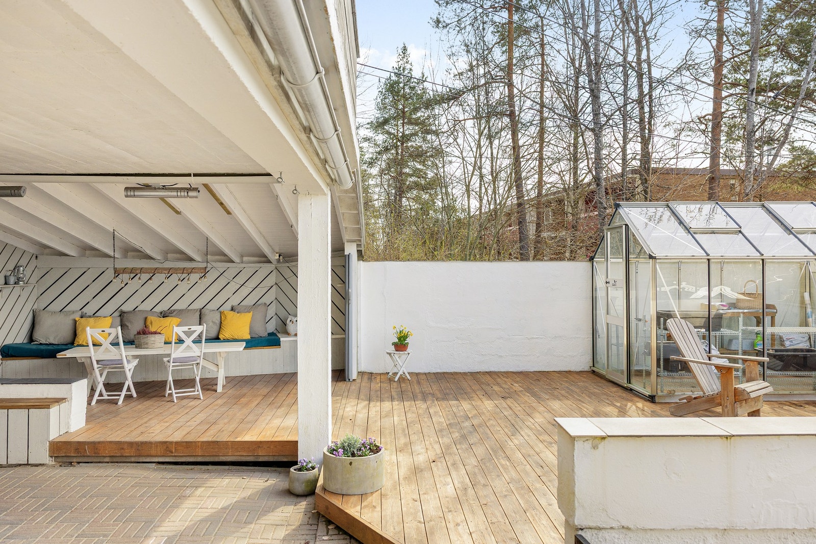 Solrik uteplass med god plass til både grill og diverse utemøblement. Galleribilde
