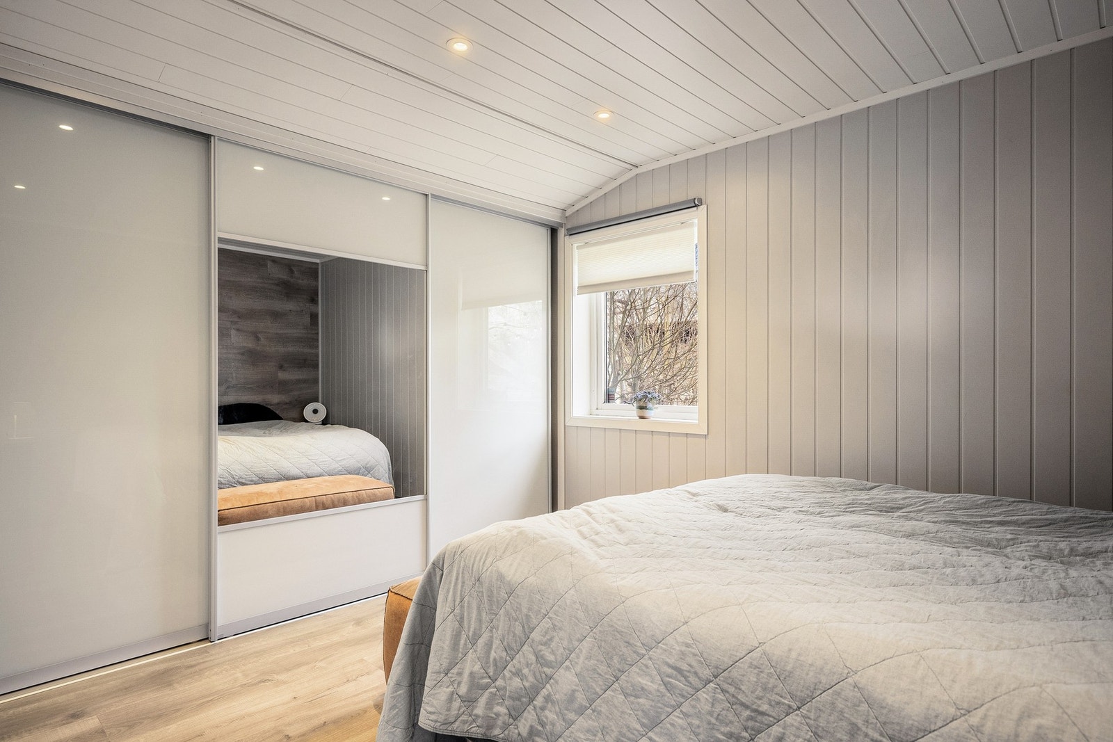 Romslig soverom utstyrt med stor skyvedørsgarderobe. Galleribilde