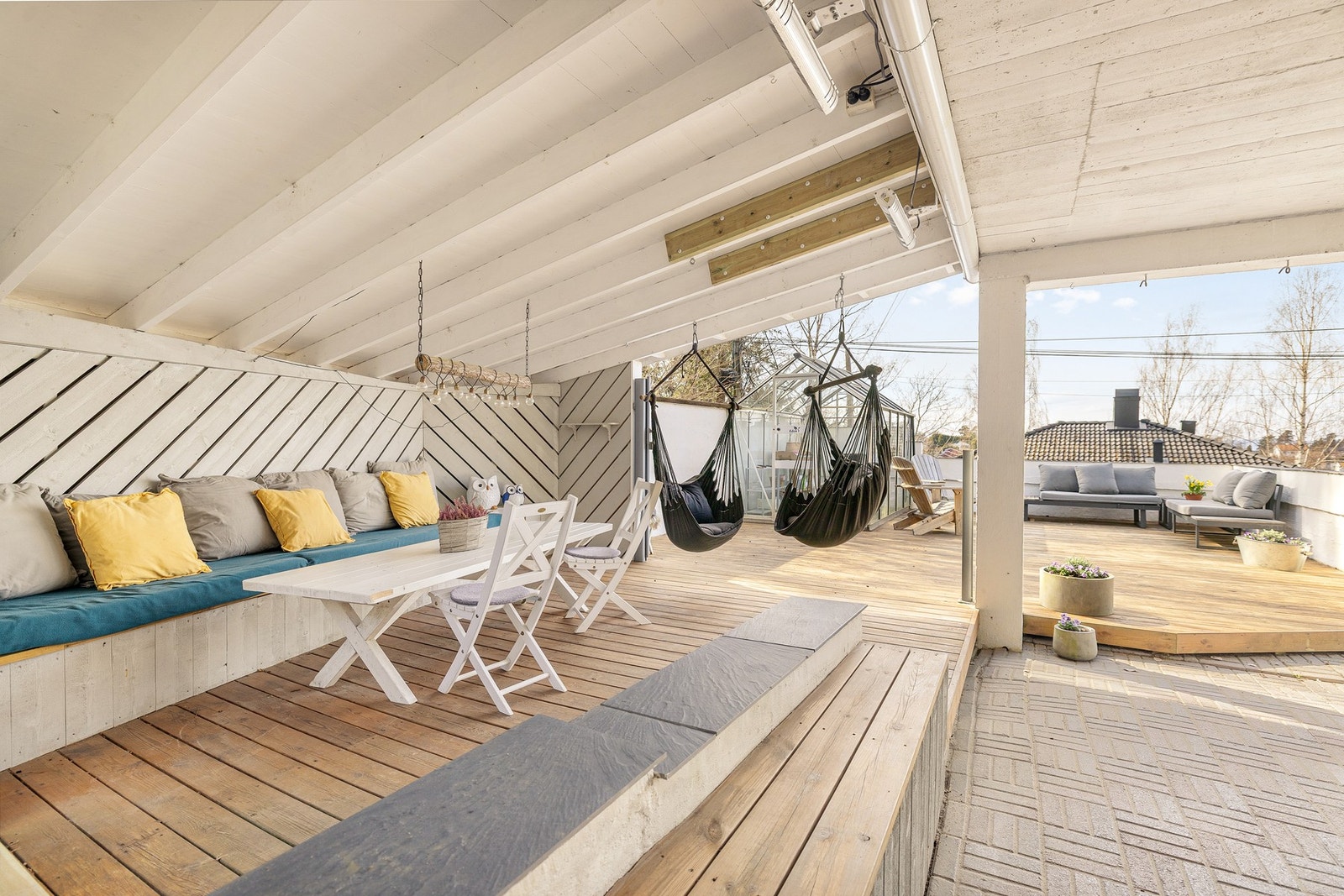 Velstelt og pent opparbeidet terrasse med flere soner og nivåer. Galleribilde