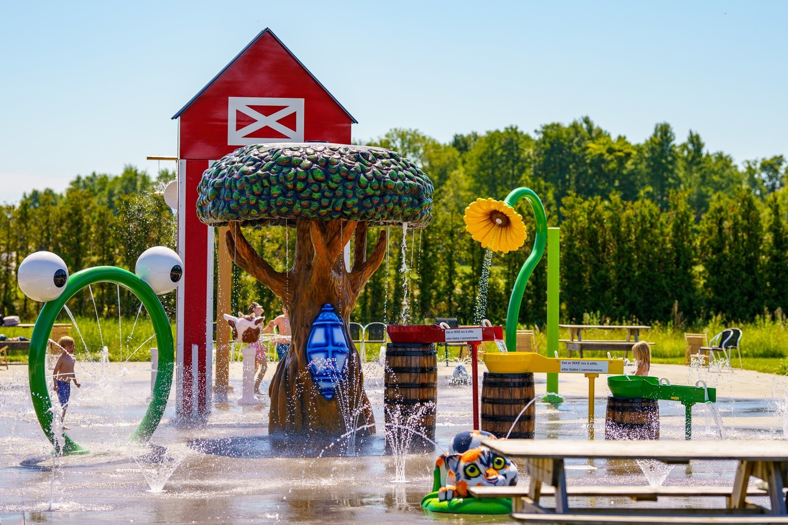 Foldvik familiepark ligger ca. 15 minutters kjøring unna hytta og byr på avslappende hygge med underholdning for liten og stor - absolutt verdt et besøk for barnefamilien. Galleribilde