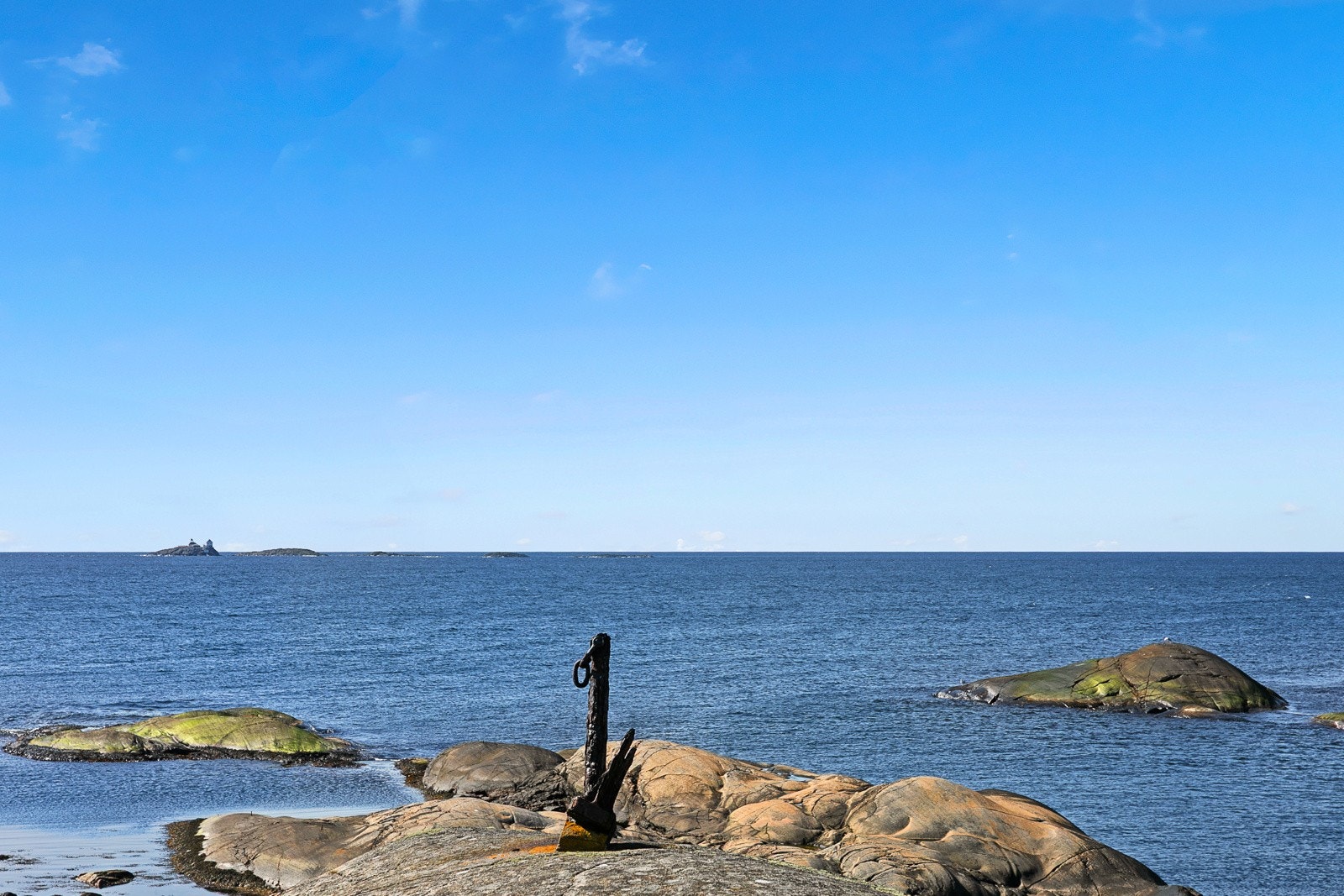 Her kan du ta på deg badetøyet og rusle bort over fjellet for et deilig bad eller finne deg en holme hvor du kan nyte varme solstråler på kroppen. Galleribilde