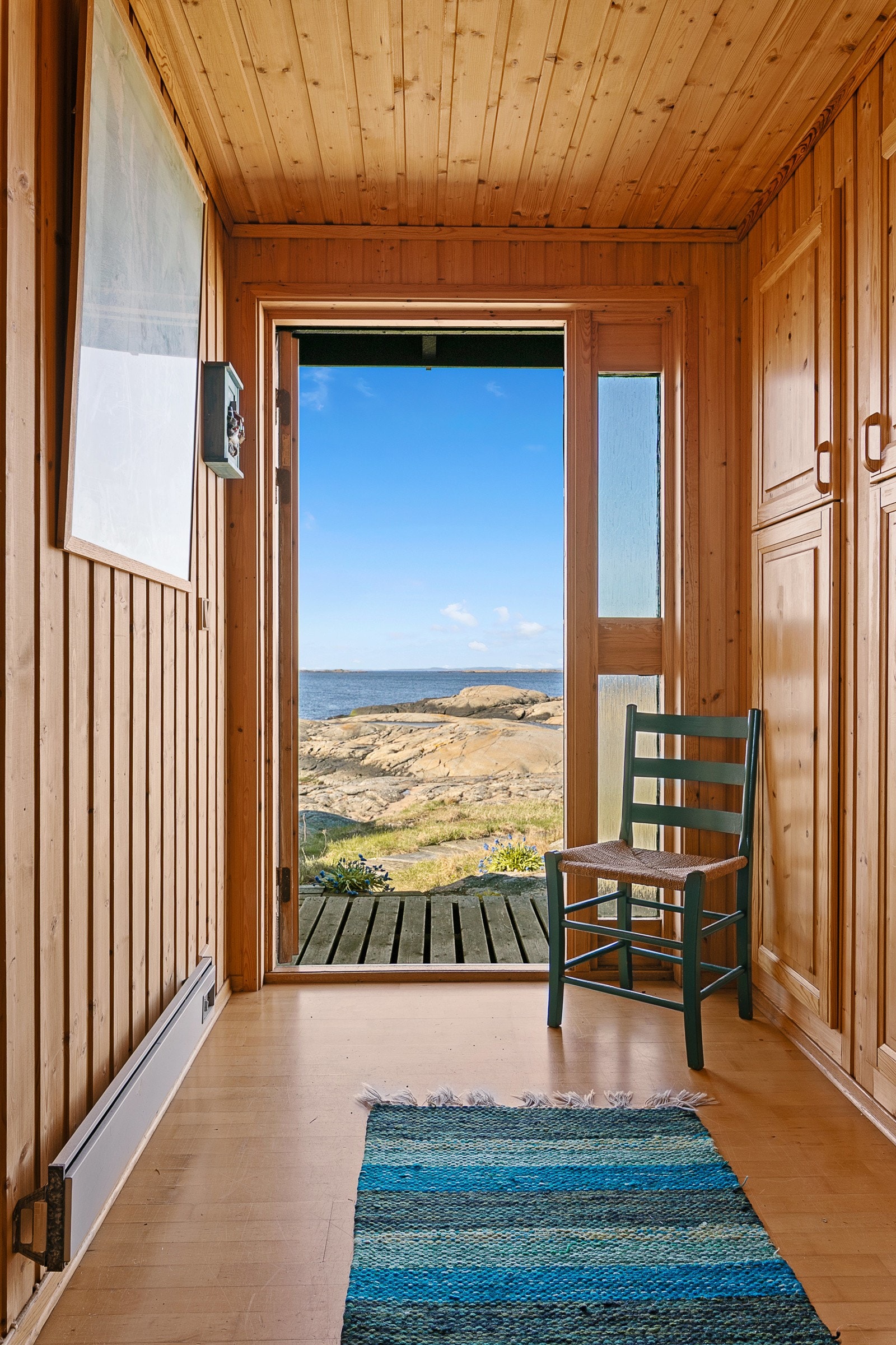 Entré med plassbygd skap med plass til å sette fra seg sko og yttertøy, samt 2 skap med hyller. Galleribilde