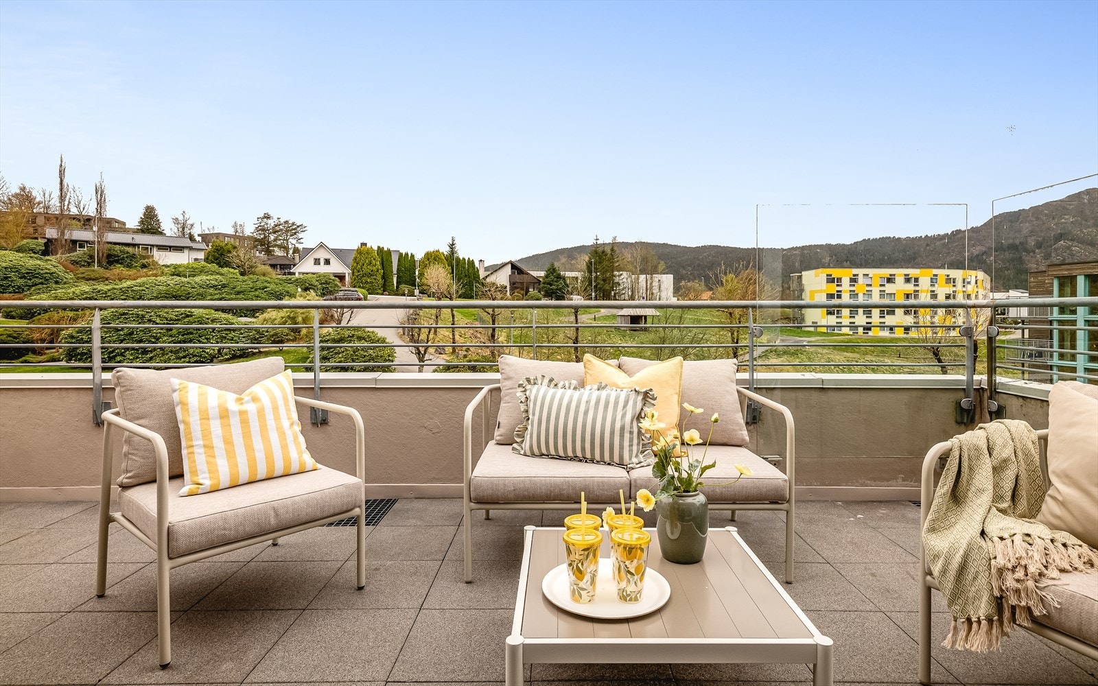 Terrassen har god plass til både sittegruppe og grill, og er et flott sted for sosiale sammenkomster. Galleribilde